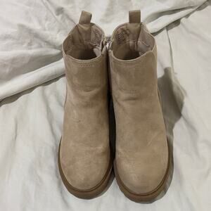 Vince Camuto 2 lug sole Tan Ankle Boots chunky heel side zip euc